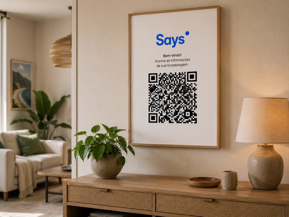 QR code do Says Host emoldurado na parede da sala